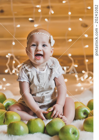 The little girl laughs 2937. 20241082