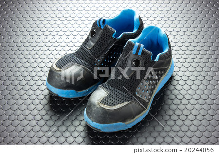 Old safety shoes wearing 20244056