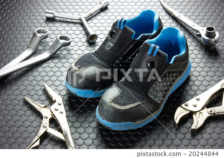 穿舊安全鞋和工具 穿舊安全鞋和工具 20244844