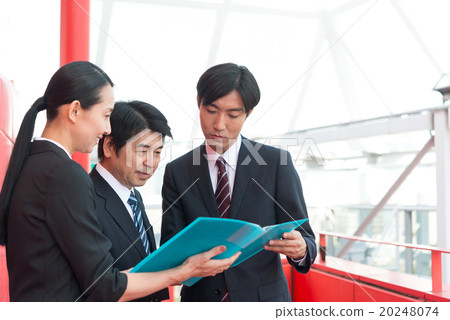 Business man and business woman who checks on site 20248074