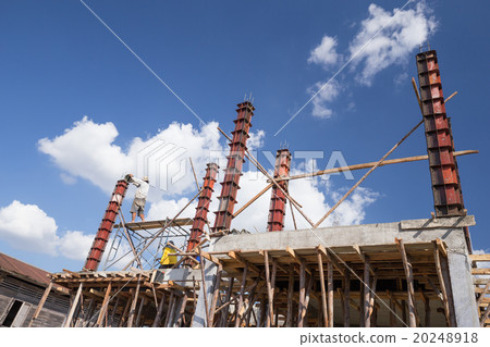 worker pouring cement to concrete pillar mold  20248918
