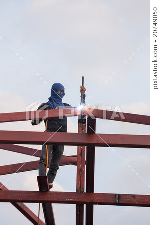 worker welding the steel to build the roof 20249050