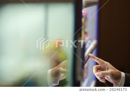 Businessman buying juice with vending machine 20249173