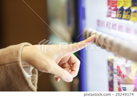 Businessman buying juice with vending machine Businessman buying juice with vending machine 20249174