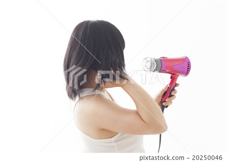 黑髮女人吹風機圖像 20250046