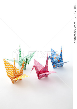 桃紅色和綠色傘和藍色被折疊的起重機 20251080