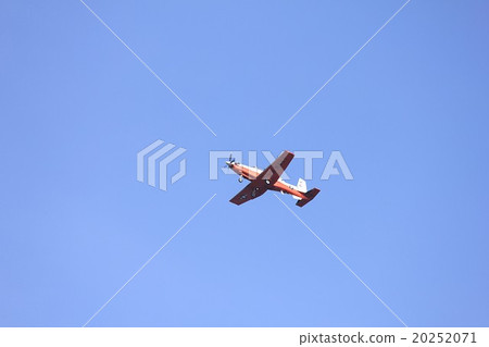 The US Navy's T - 6 B Texan II practice machine flying in the beautiful blue sky of Texas 20252071