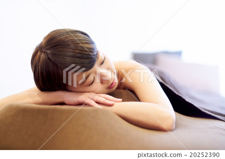 一個女人在美學床上 20252390
