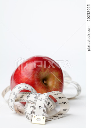 Tape measure and red apple Tape measure and red apple 20252925