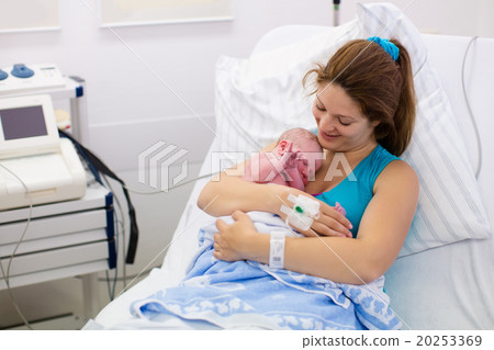 Young mother giving birth to a baby 20253369
