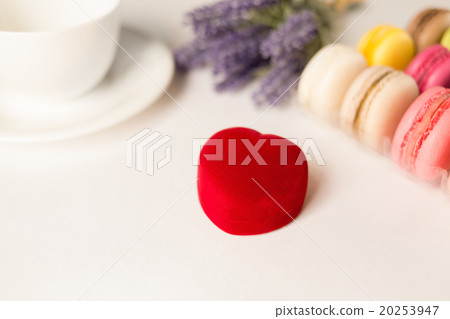 Valentine's day background with ring box 20253947