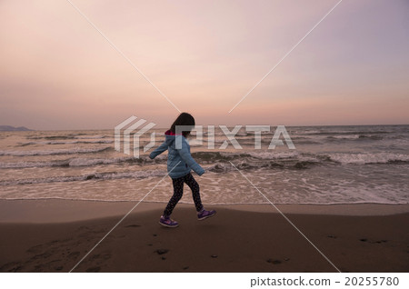 Dusk coast and children (walk) 20255780