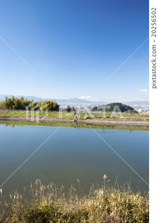 在山Nikamiyama遙遠的看法藍天附近的路 20256502