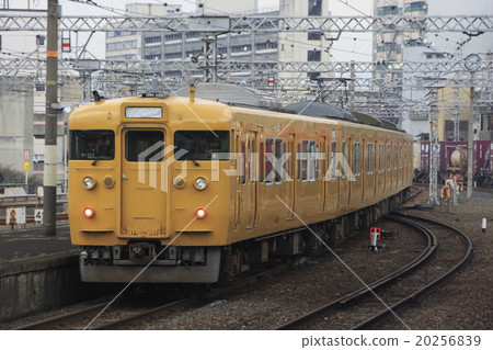 深黃色三洋主線113系列火車（山口區） 20256839