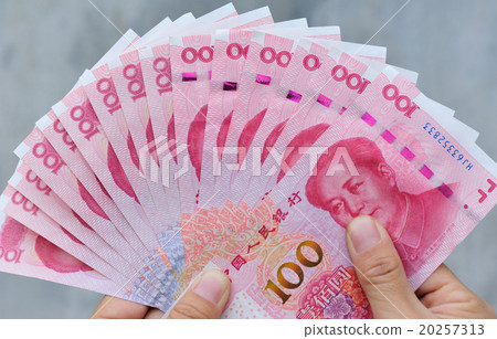 Hands with chinese yuan money Hands with chinese yuan money 20257313
