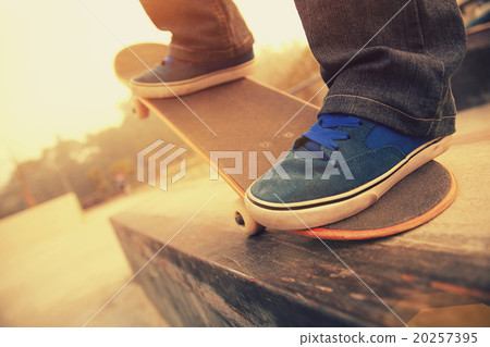 skateboarder legs skateboarding at skate park skateboarder legs skateboarding at skate park 20257395