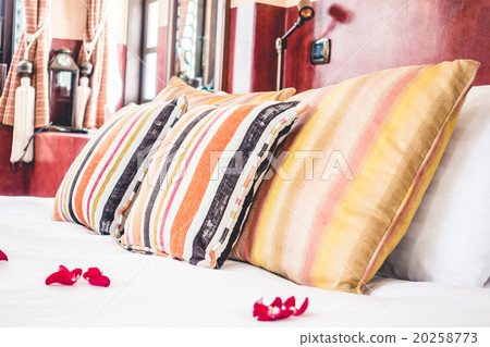 Pillow on bed Pillow on bed 20258773