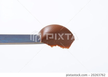 chocolate spread on knife 20263762