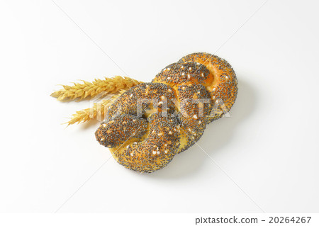 Braided poppy seed bread roll 20264267