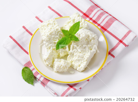 Crumbly white cheese 20264732