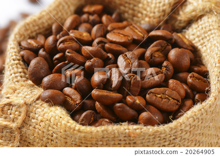 Coffee beans in Hessian sack 20264905