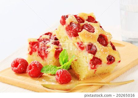Raspberry cake slices 20265016