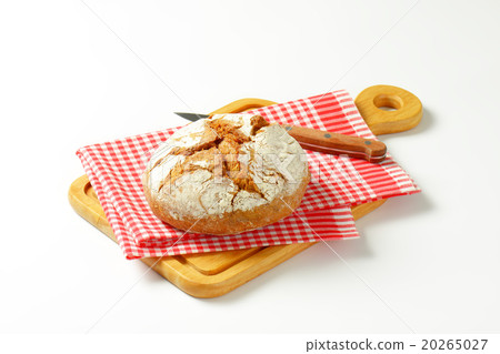Crusty round loaf of bread 20265027
