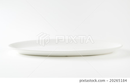 Empty oval white plate 20265184