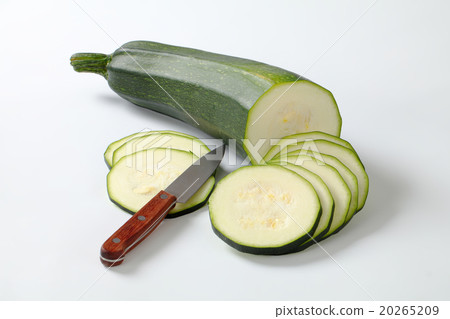 sliced fresh zucchini 20265209