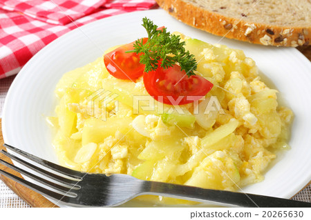 Zucchini Scrambled Eggs with bread 20265630