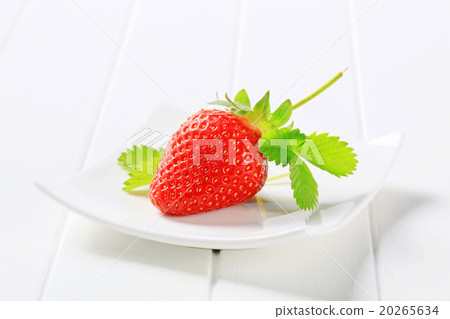 Ripe red strawberry 20265634
