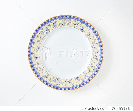 Dinner plate with subtle flower design on the rim 20265958