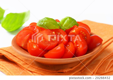 Halved cherry tomatoes 20266432