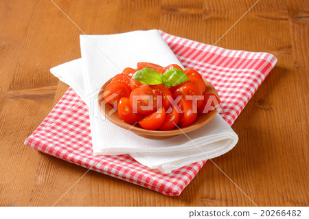 Halved cherry tomatoes 20266482