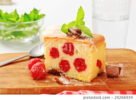 Raspberry sponge cake 20266939