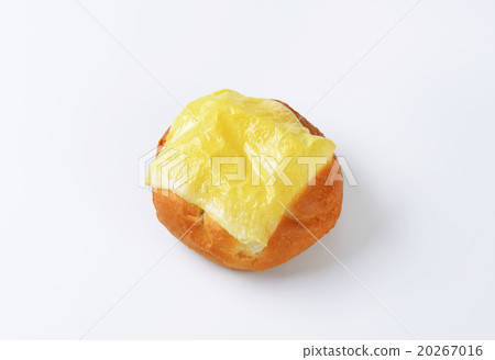 Cheese topped bread bun Cheese topped bread bun 20267016