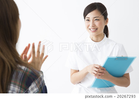 採取醫療圖像諮詢的年輕女性護士 20267293