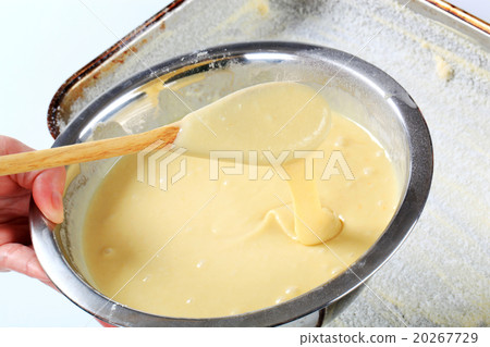 bowl of fresh cake batter bowl of fresh cake batter 20267729