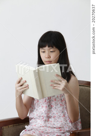 girl read book 20270637