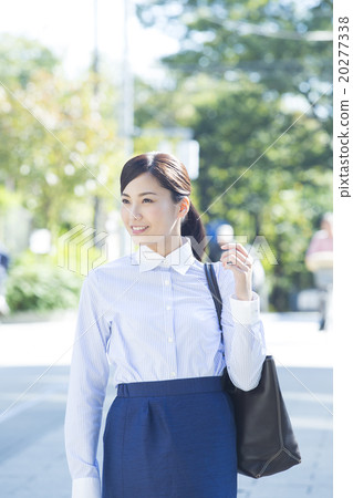 戶外的女商人 戶外的女商人 20277338