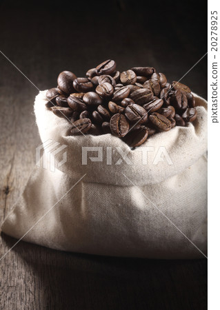 roasted coffee bean 20278925