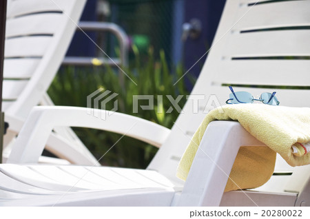 Sunglasses and towel 20280022