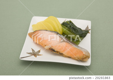 Grilled salmon with salt Grilled salmon with salt 20281863