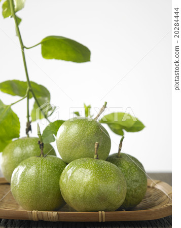 passion fruit with leaf 20284444