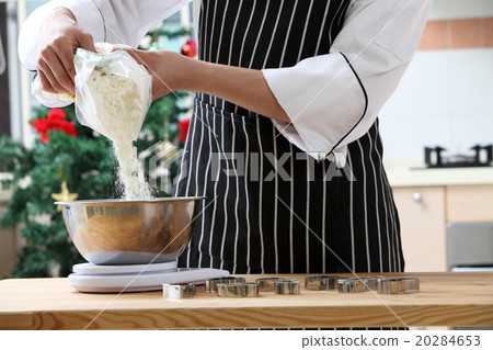 pouring flour pouring flour 20284653