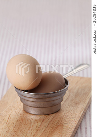 egg in the baking utensil 20284839