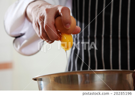 breaking egg 20285196