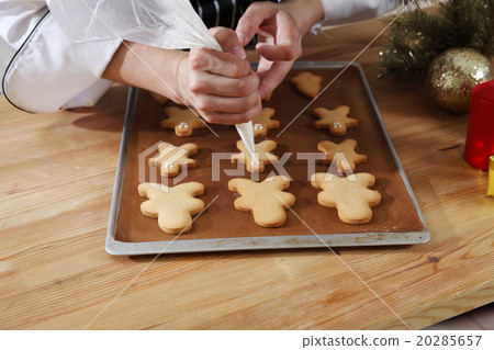 decorating ginger bread man 20285657