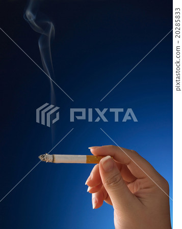 hand with cigarette 20285833