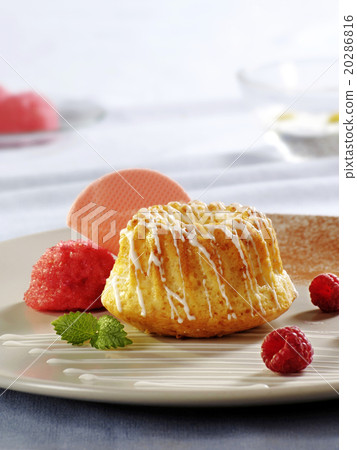 Lemon ring cake 20286816